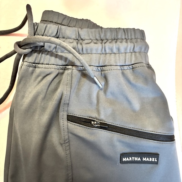 Scrubs Grey Jogger Sz Small.
14” waist with an extra 3” of stretch
Martha Mabel - Picture 6 of 7